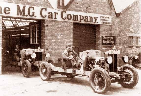 <I>18/80 MkI chassier, rullar ut ur M.G.-fabriken p Edmund Road i Oxford, fr att kras p egna hjul till Carbodies Ltd. i Coventry, dr de ska f sina karosser psatta.</I>