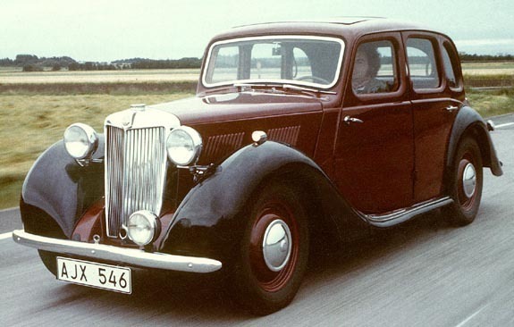 <I> Thord Lfgren i sin fina Left Hand Drive YA Saloon 1951.<br>Totalt tillverkades bara 311 vnsterstyrda YA, varav 16 st 1951.  Jan Borgfelt</I>